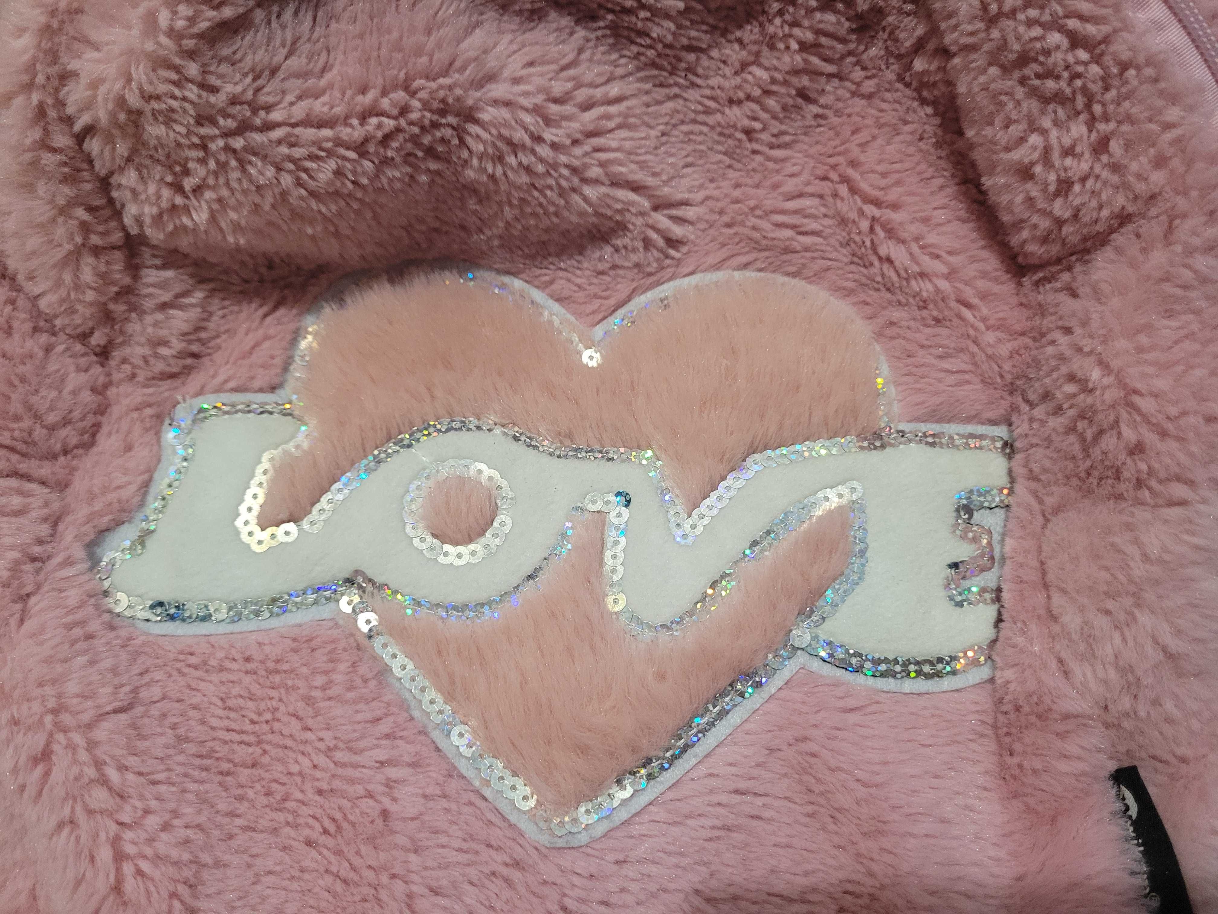 Różowy puszysty plecak z napisem Love