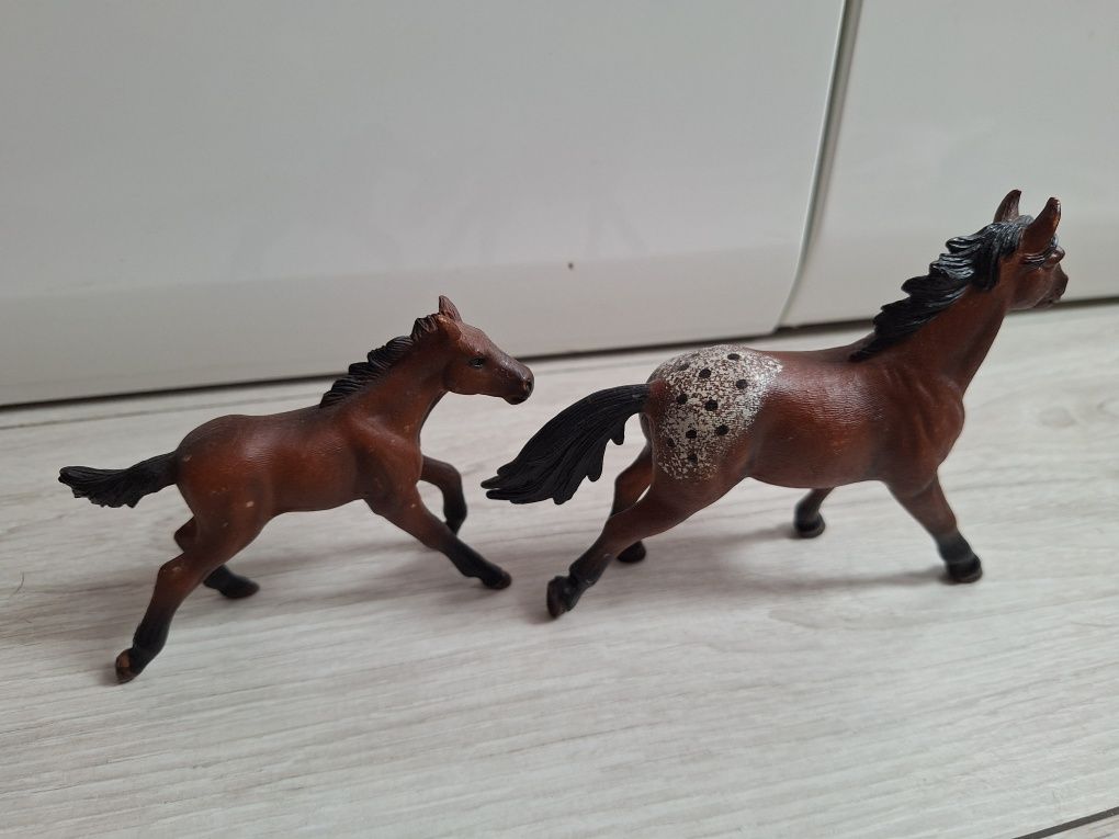 Figurki koni gniade/brązowe