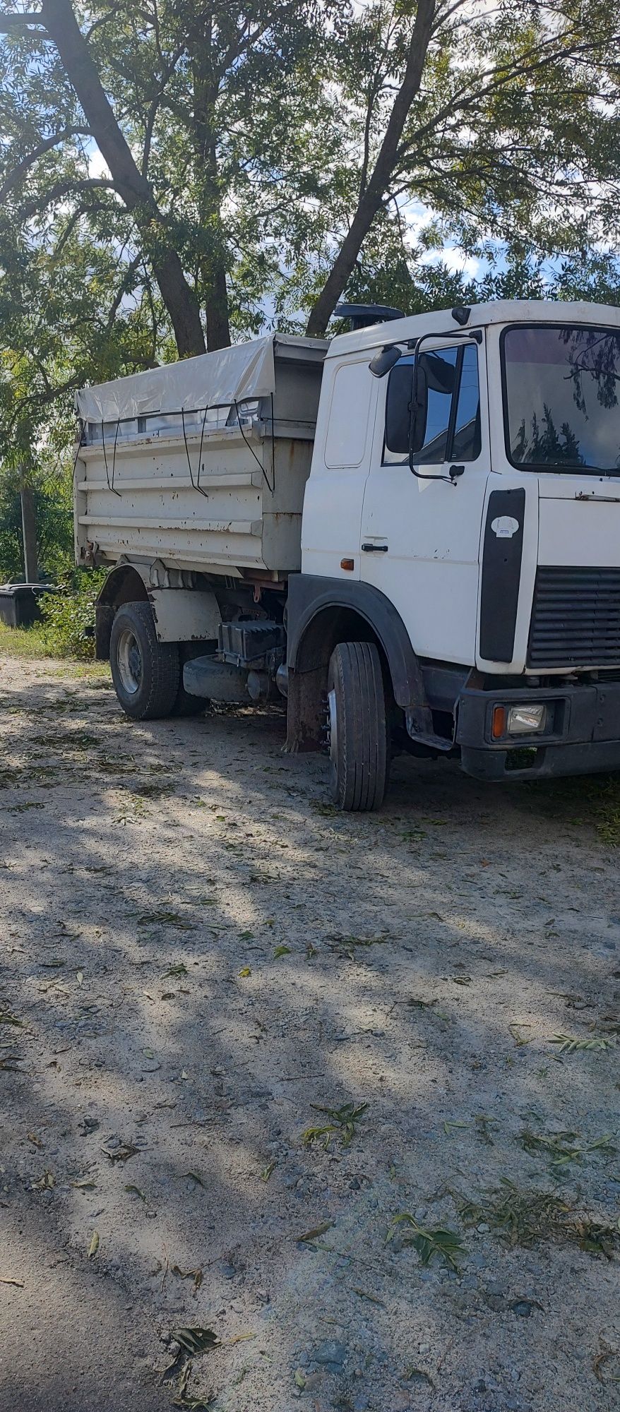 Маз самосвал в доброму стані