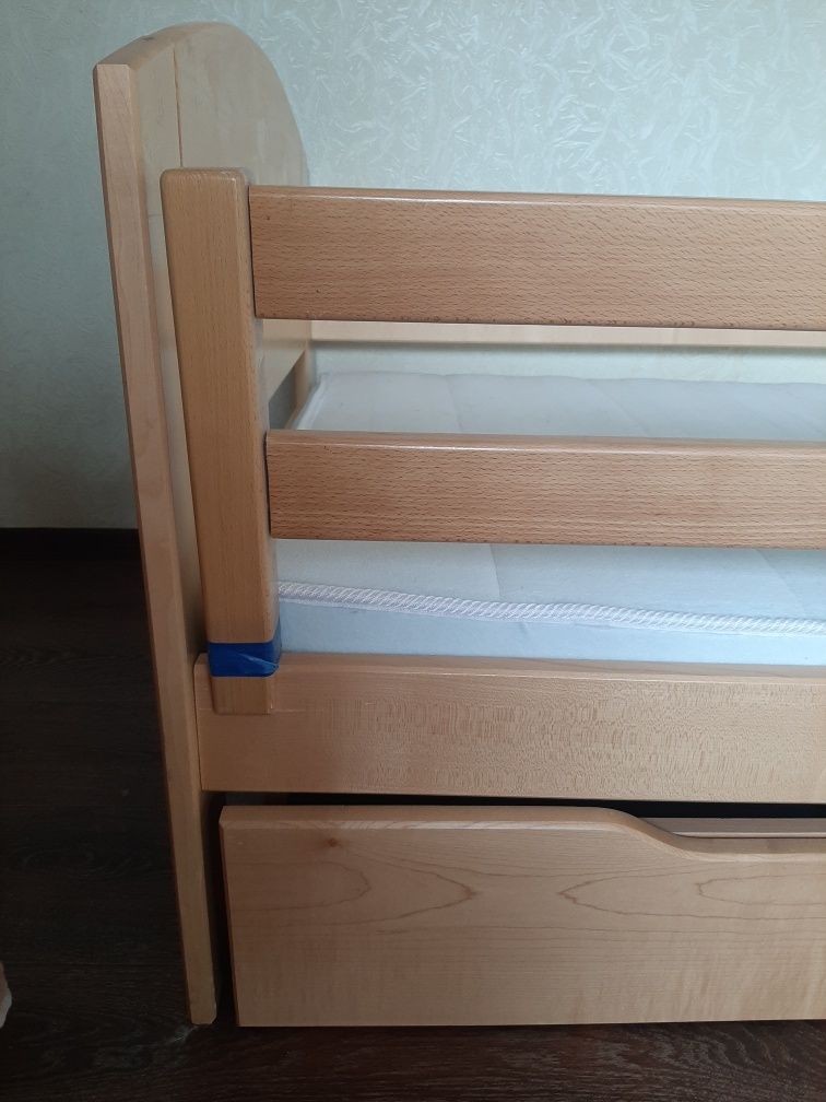 Ліжко дитяче дерев'яне з матрасом,  ящиками для зберігання та бортиком