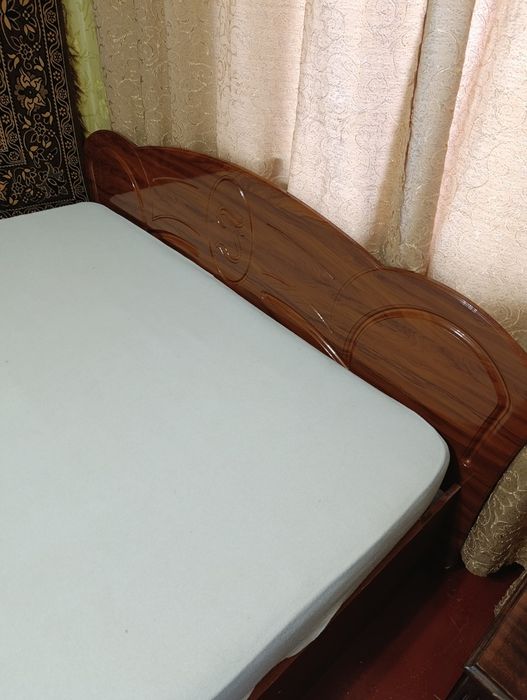 Двоспальне ліжко з матрацем