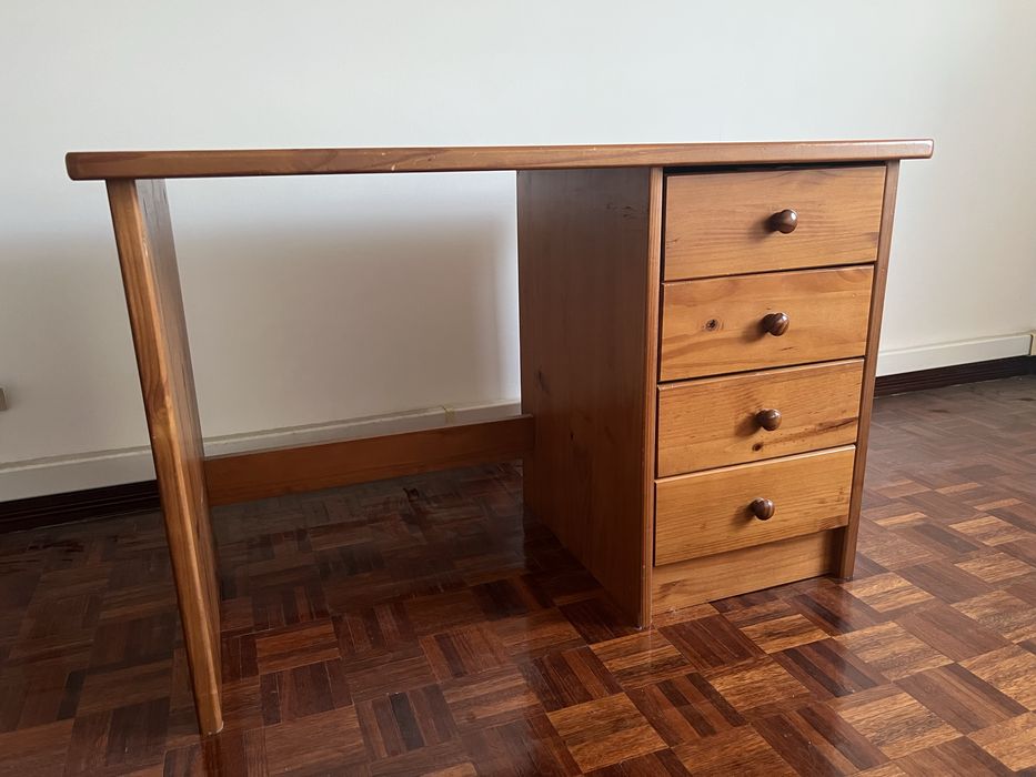 Secretaria em madeira de pinho