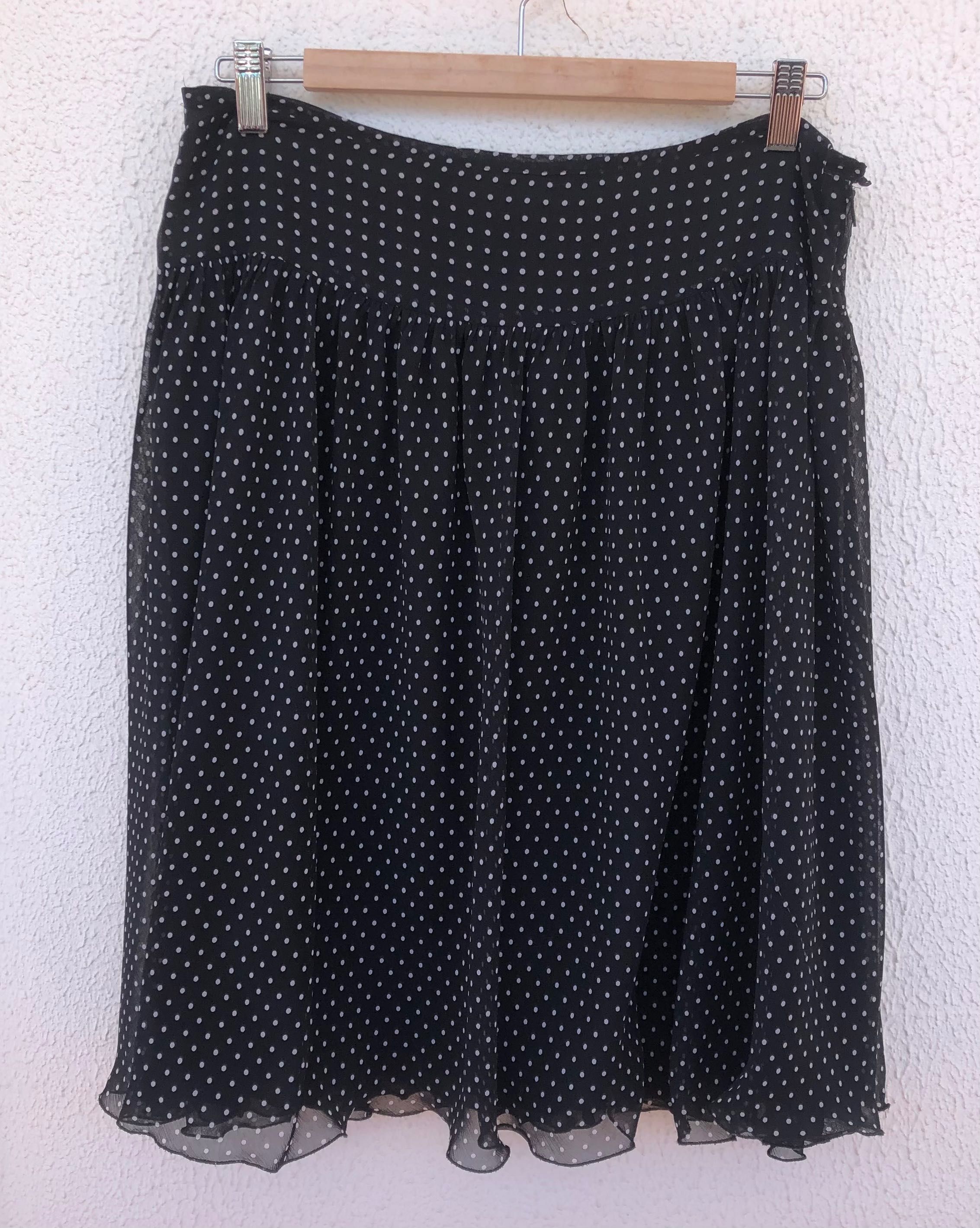 Saia acima do joelho com padrão preto