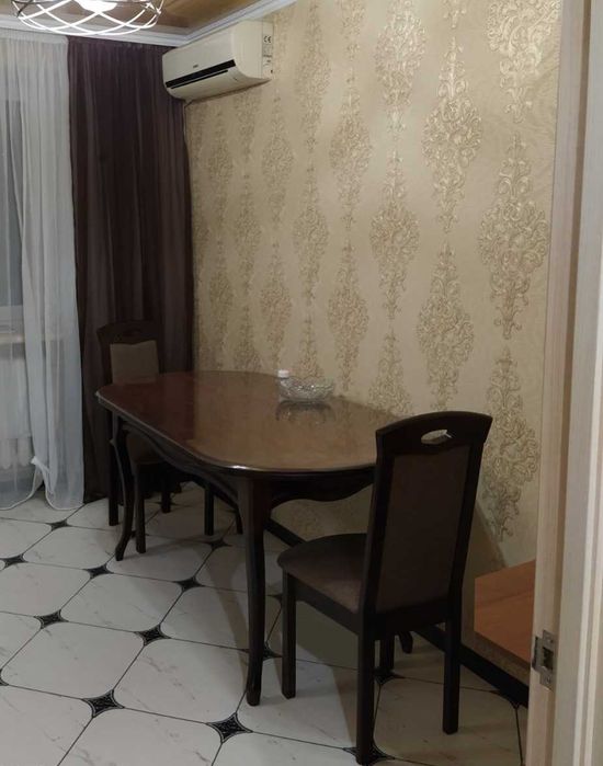 Кровать, стол, стулья, прихожая