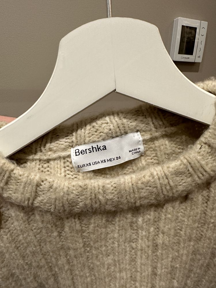 Вʼязаний короткий светр жіночий bershka