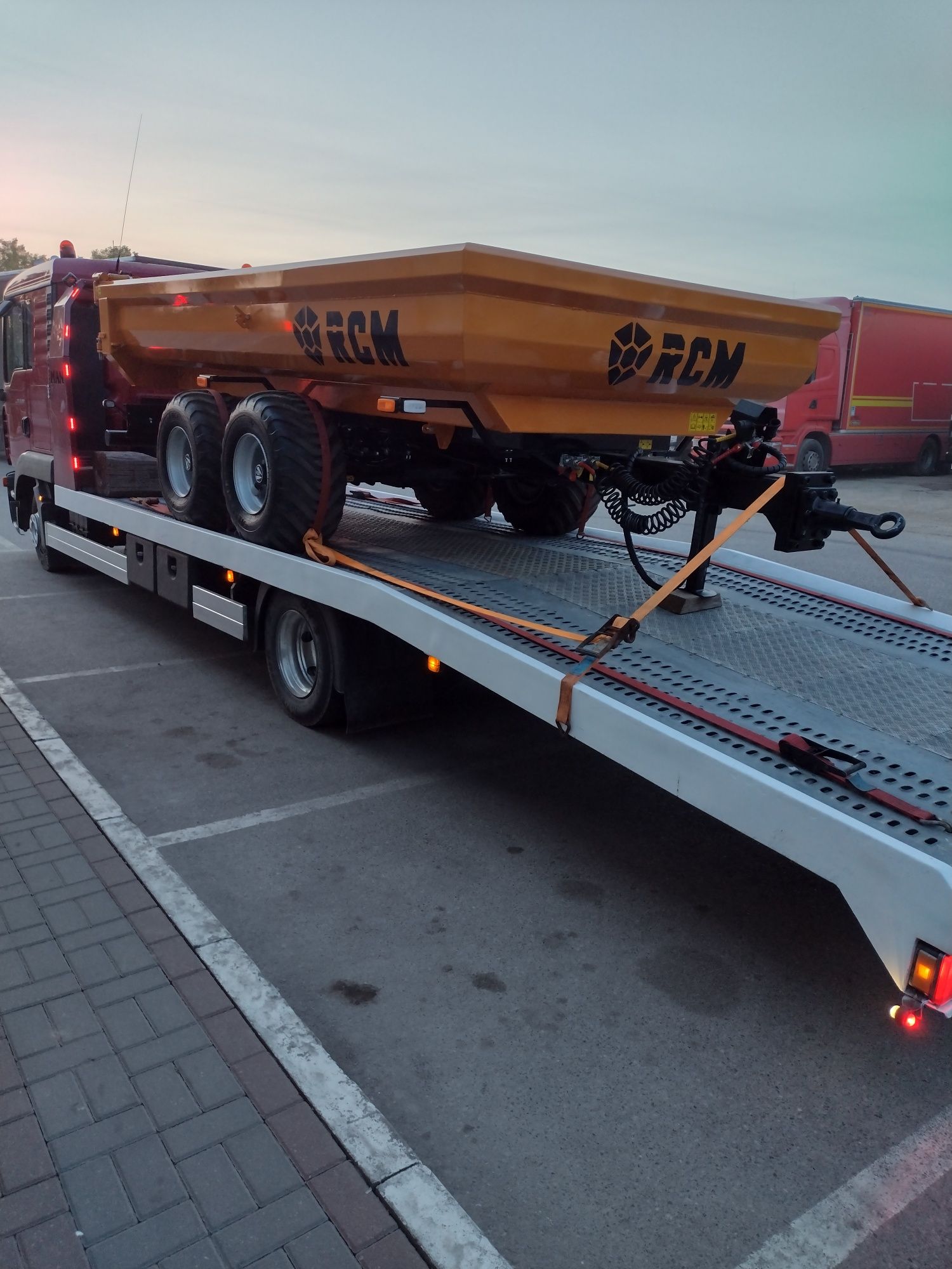 Uslugi transportowe maszyn aut  pomoc drogowa laweta wynajem