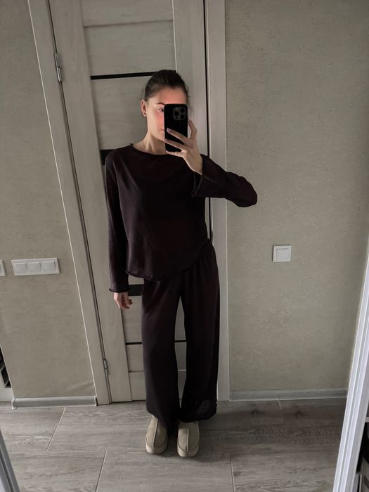 Костюм коричневого кольору,скоадається з 4 одиниць