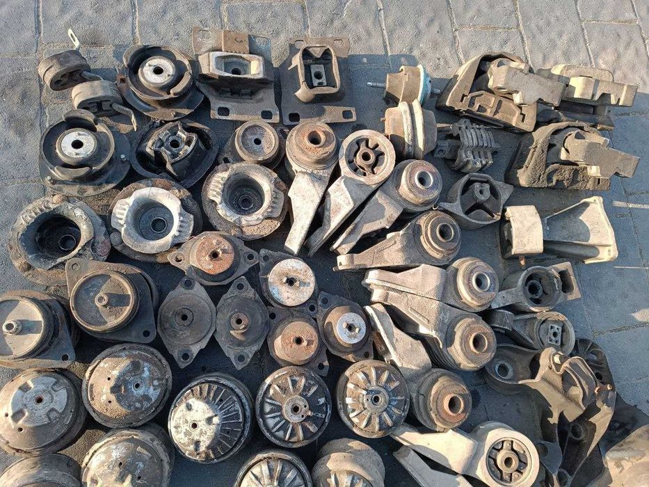 Подушка опора двигуна двигателя марки авто в описі