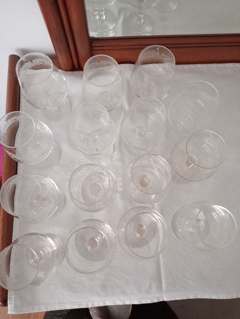 Quinze copos de vidro