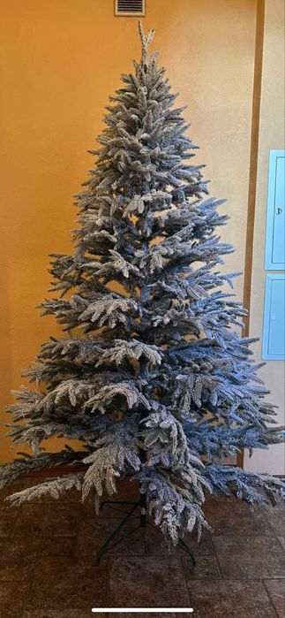 Елка заснеженная, высота 2,10.