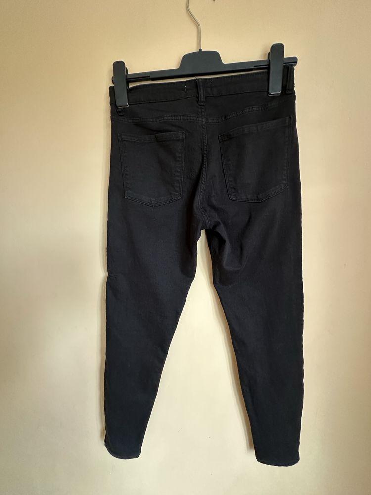 Czarne skinny jeans Bershka z czerwonymi lampasami
