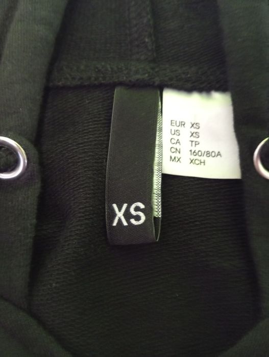 Krótka bluza z kapturem