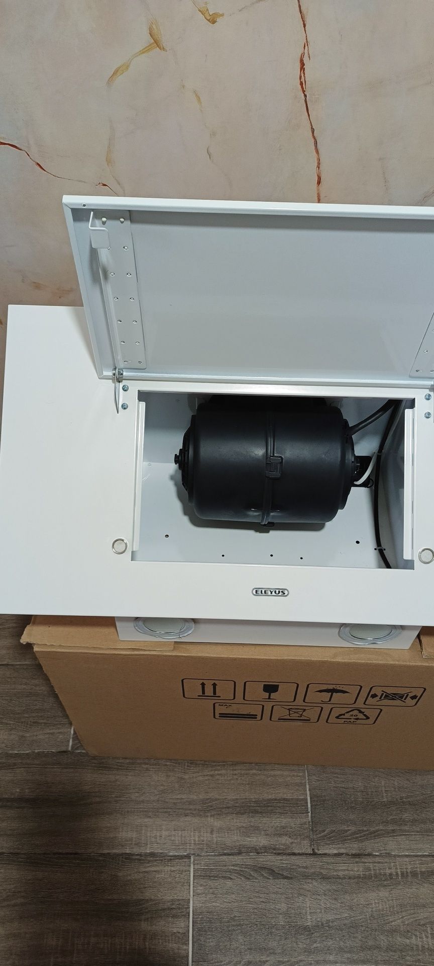 Витяжка декоративна ELEYUS VERTICAL 700 60 BL