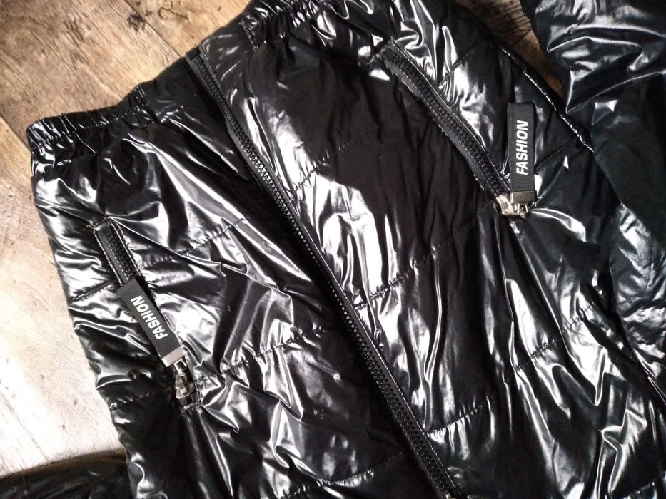 Czarna kurtka damska lakierowana wiosenna