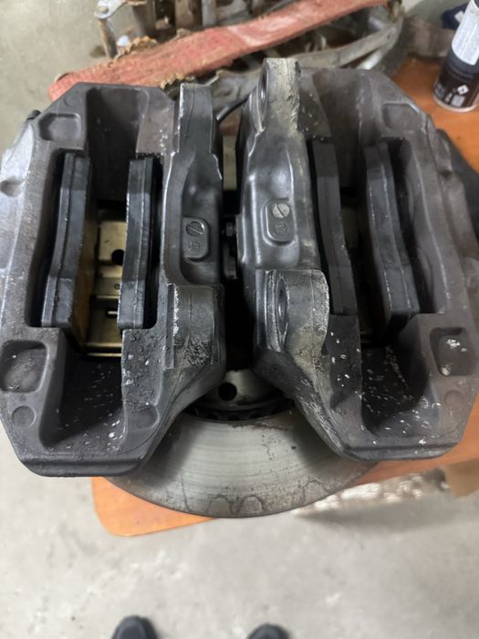 Комплект тормозні диски+супорта+колодки