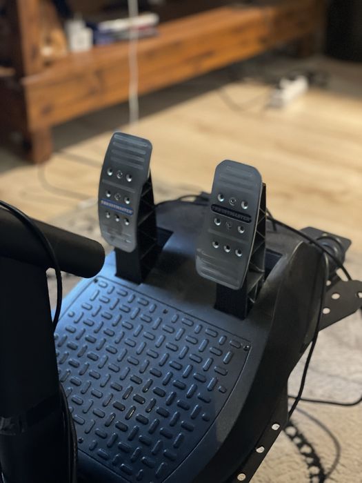 Baquet playseat + Volante e pedais Thrustmaster