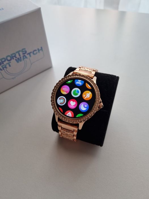 Złoty smartwatch z cyrkoniami