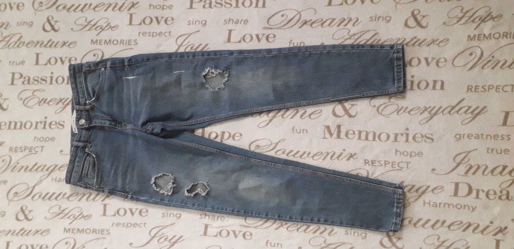 Damskie jeansy Slim Fit z dziurami marki Sinsay