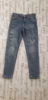 Damskie jeansy Slim Fit z dziurami marki Sinsay