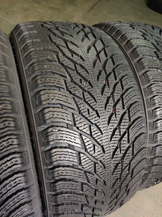 R18 245 40 зимові шини Nokian Hakkapeliitta хороший