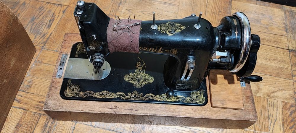 Швейна машинка Лучнік