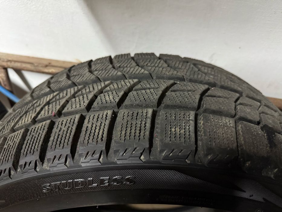 Продам 2-ве  зимнее шины Bridgestone Blizzak WS 60 (245/40 R 18)