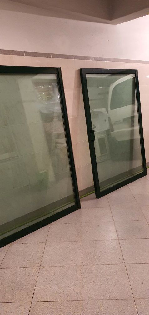 2 portadas, de janela, em alumínio verde escuro  com vidros duplos.