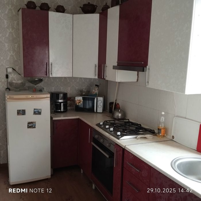 Продам полдома в Коростене.