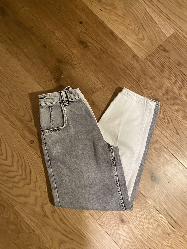 Calças de ganga metade branca metade preta da Bershka modelo mom jeans