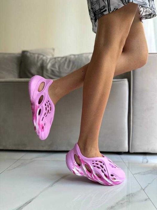 Жіночі рожеві шльопанці-сланці Yeezy Foam Runner 
Pink кроссовки