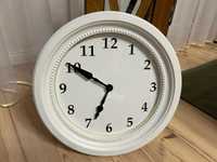Biały zegar ścienny Ikea Sondrum