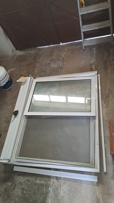 Janela de aluminio com estore e rede mosqueira