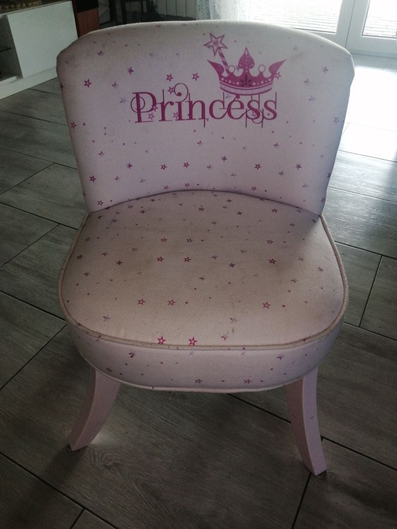 Różowy fotel dla dzieci
