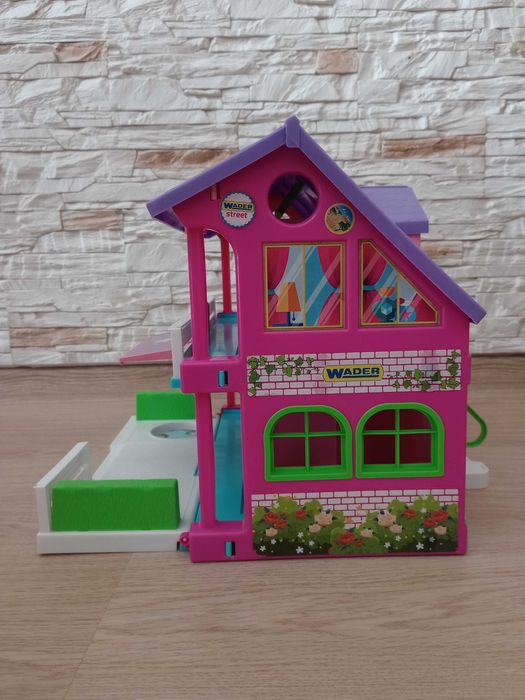 Domek z mebelkami dla lalek