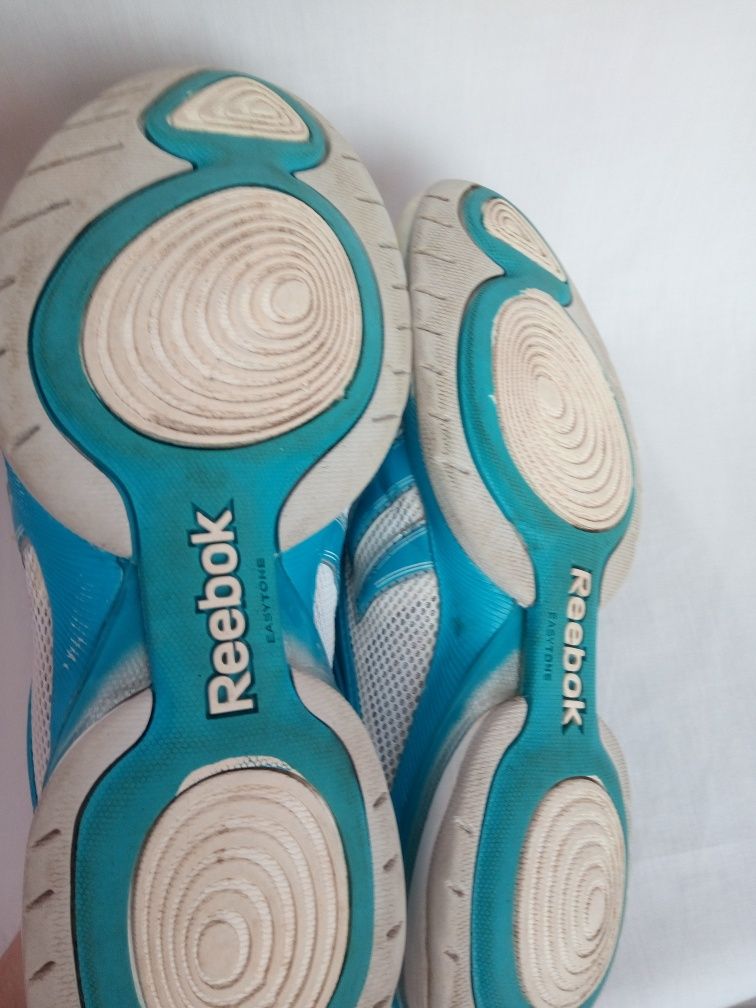 Продам красовки Reebok easy tone