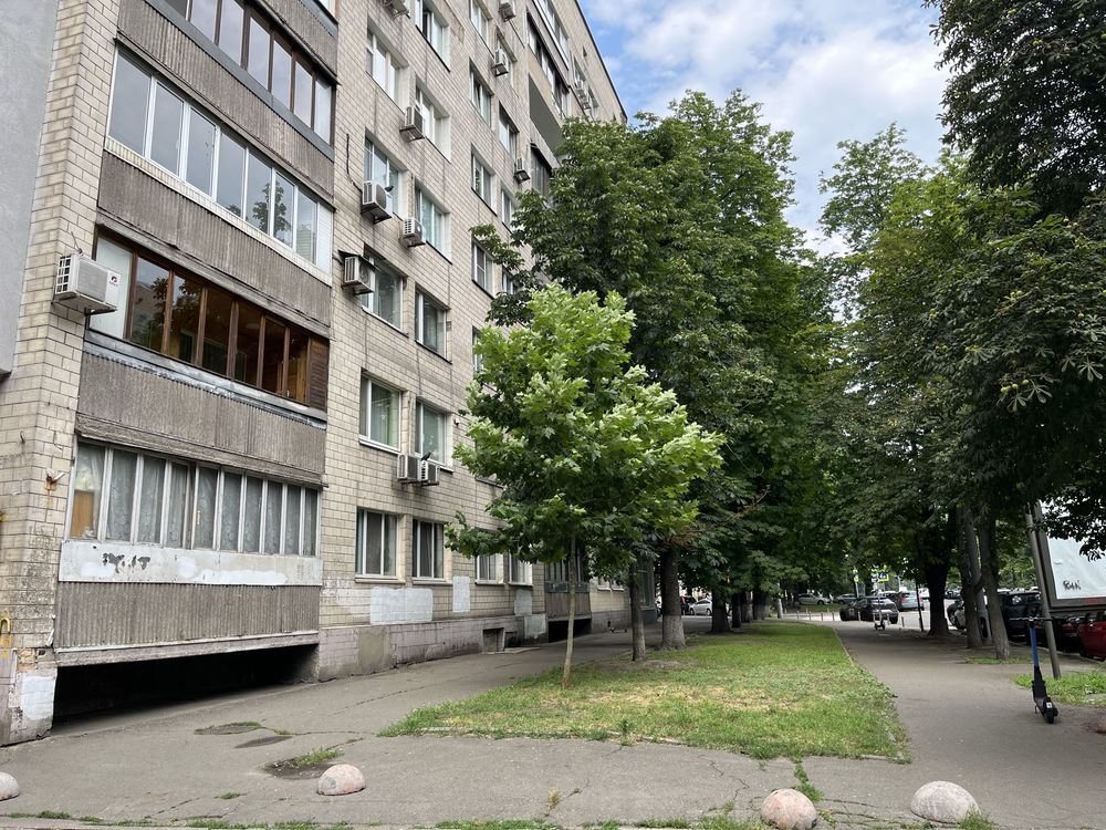 1кімн. 41кв.м.Омеляновича-Павленка  (Суворова) 18/20 .