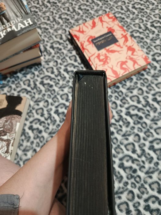 Фредерік Бакман Переможці, Ніби ми злодії, Сестри по крові