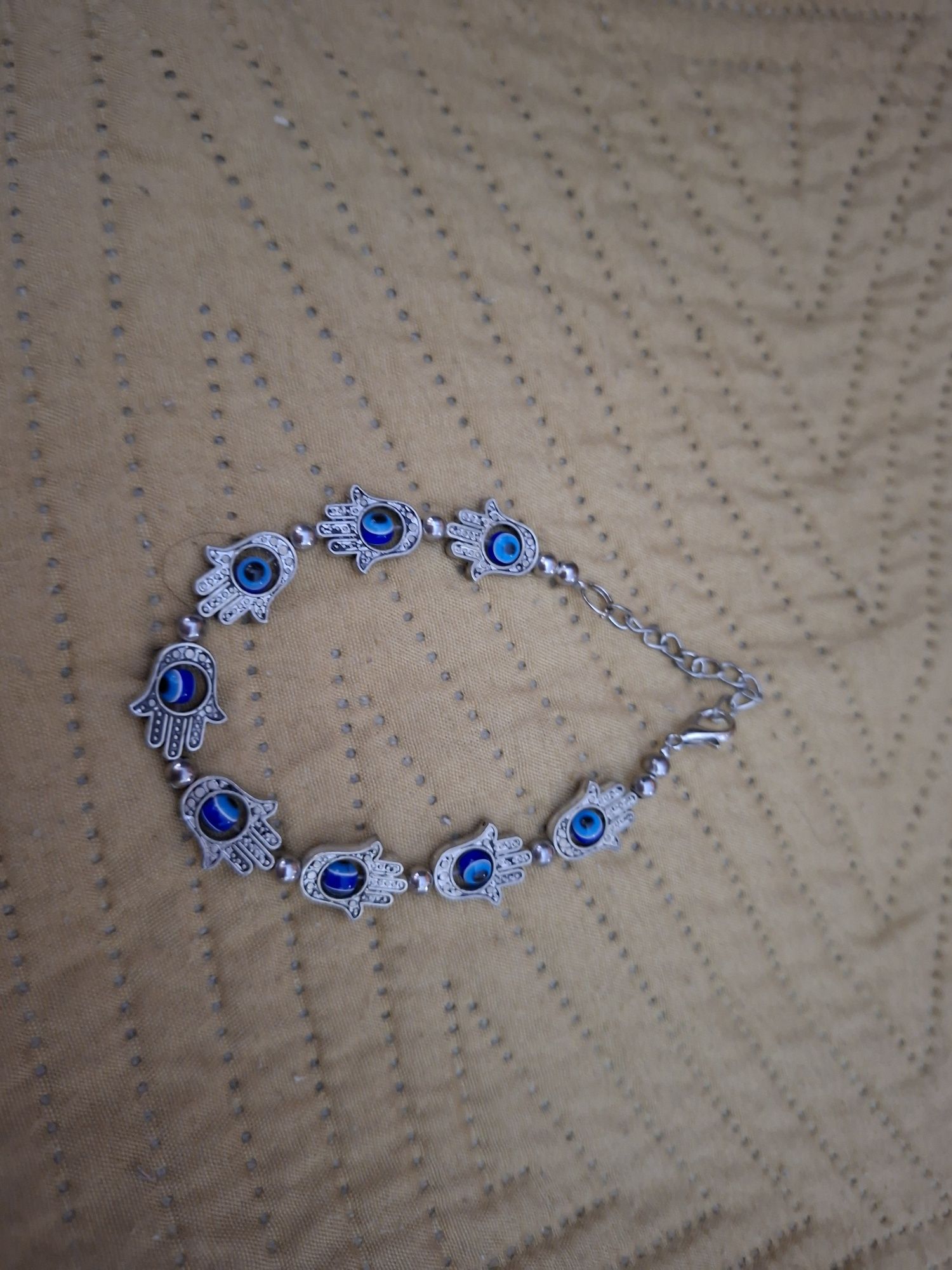 Vários pulseiras  aproveitem