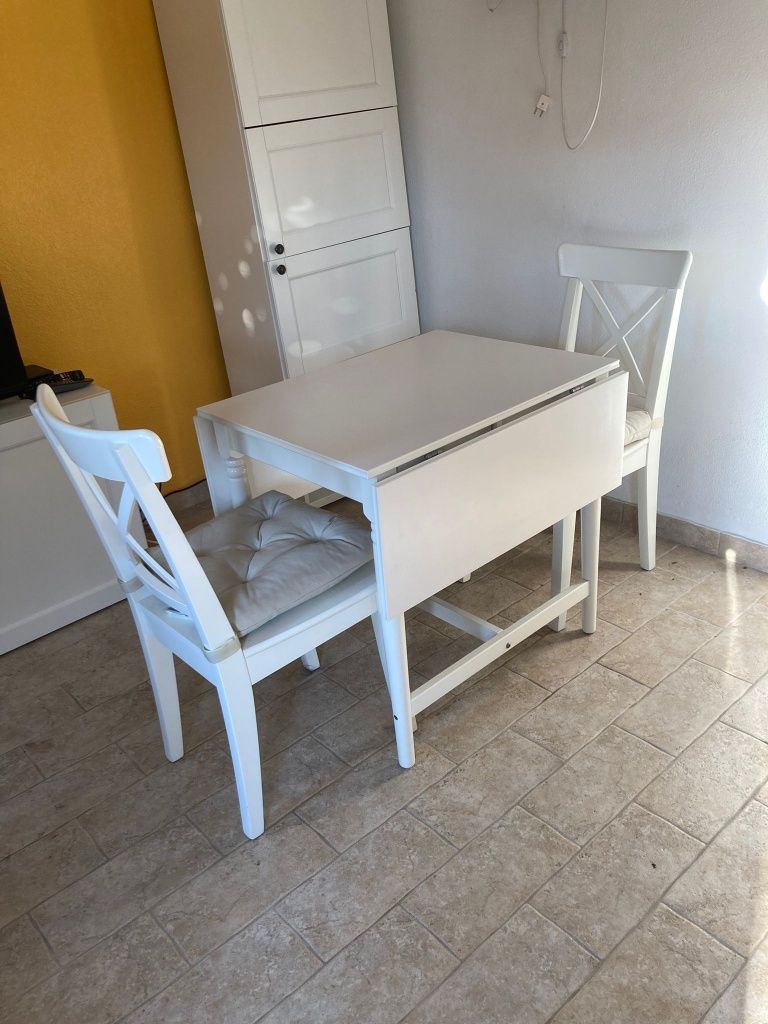 Mesa ikea rebatível + 2 cadeiras