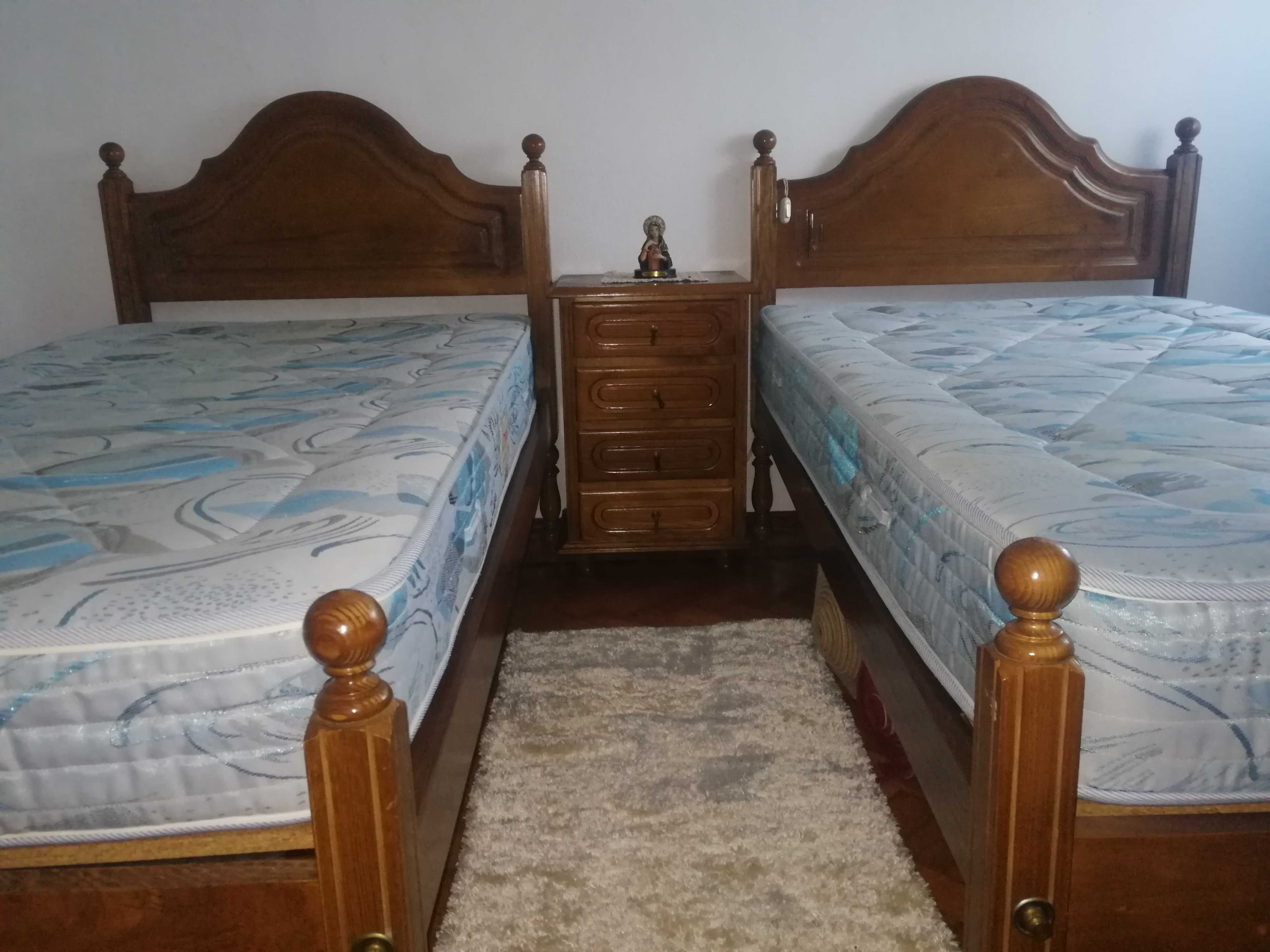 Mobília de quarto com 2 camas de corpo e meio.