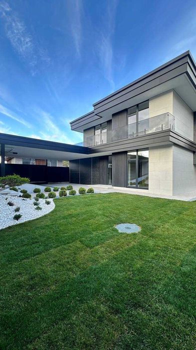 Просторий і стильний будинок в Ходосівці.