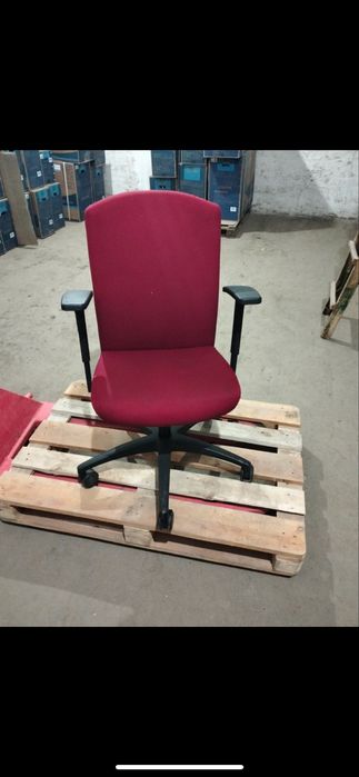 Продам офісне крісло в хорошому стані але