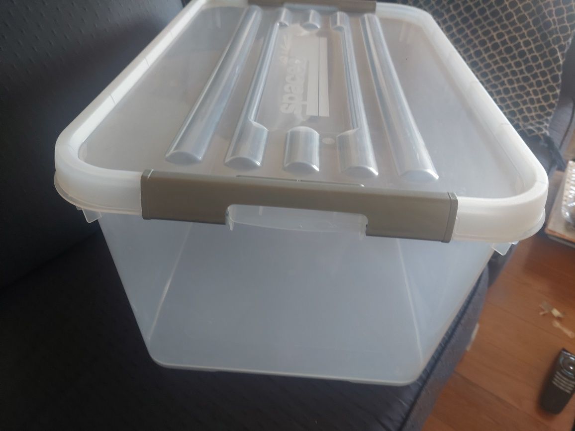 Caixa com tampa Spaceo plástica transparente - 50 litros
0,39 largura