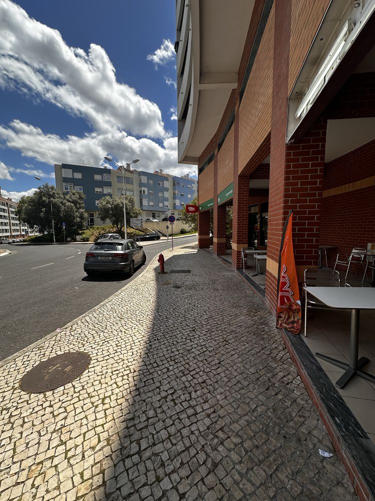 Trespasse de restaurante totalmente equipado em Algés 800m da praia