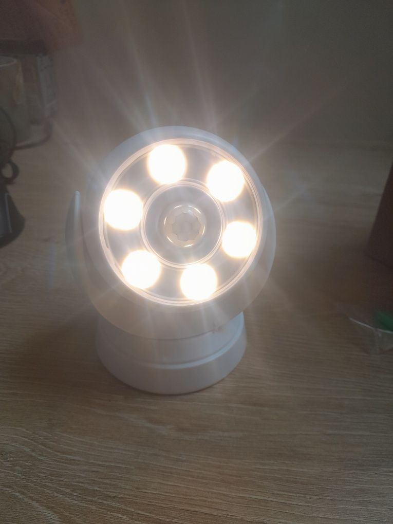 Lampka led z czujnikiem ruchu bezprzewodowa zasilanie 3x aa