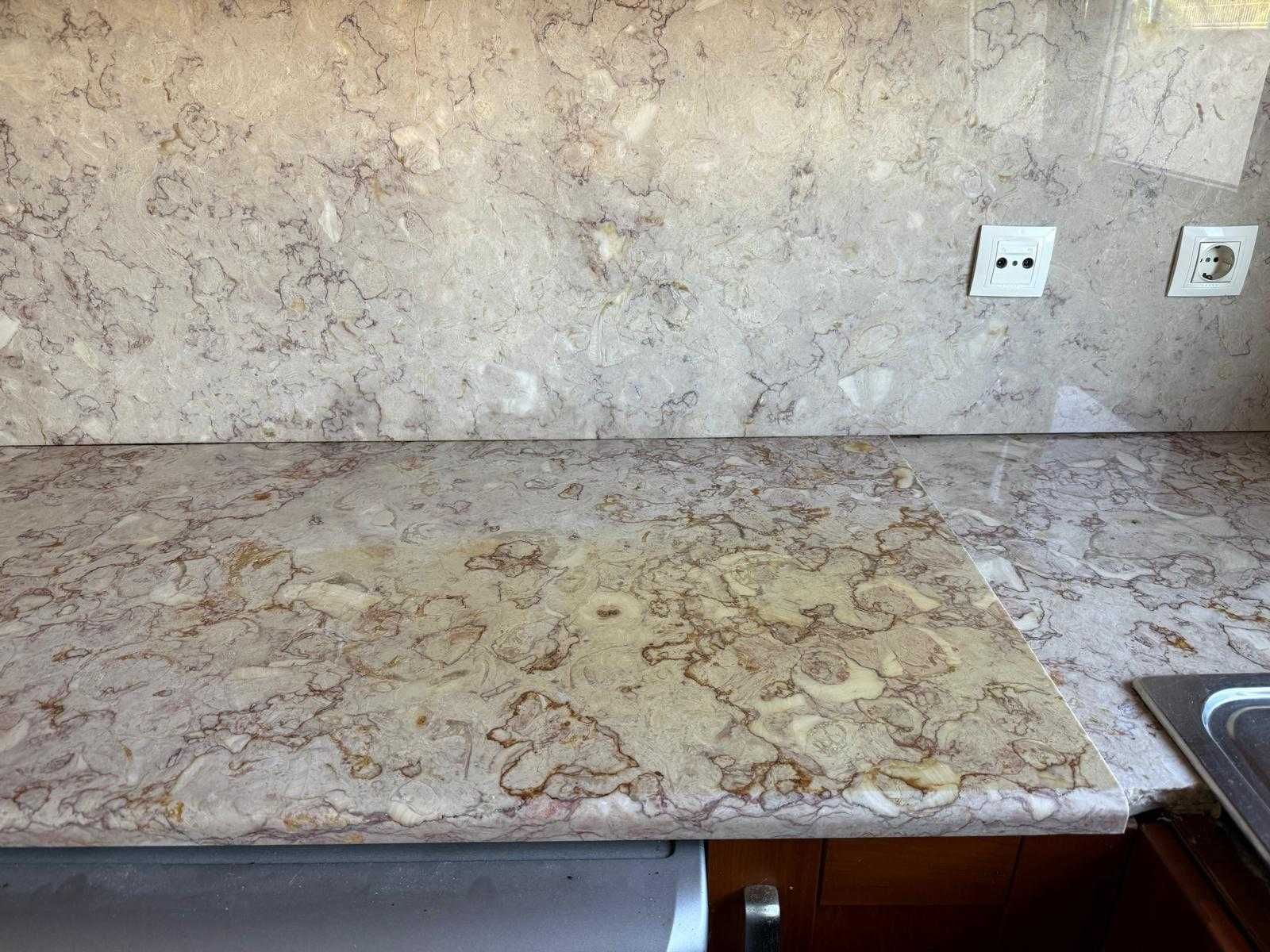 Cozinha completa com tampo e forro em Pedra Lioz
