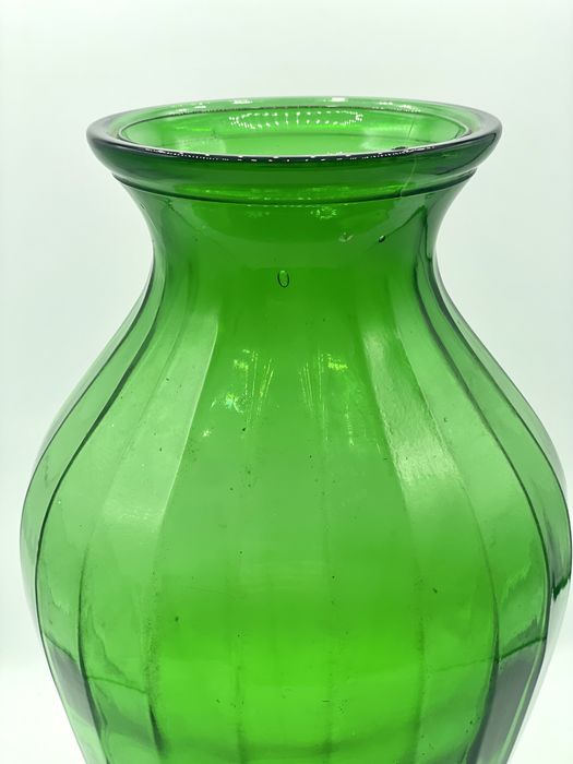 Vaso de vidro checo verde esmeralda com lapidação facetada antigo