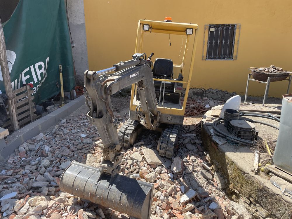 Vendo mini giratoria com tres baldes e um ripar
