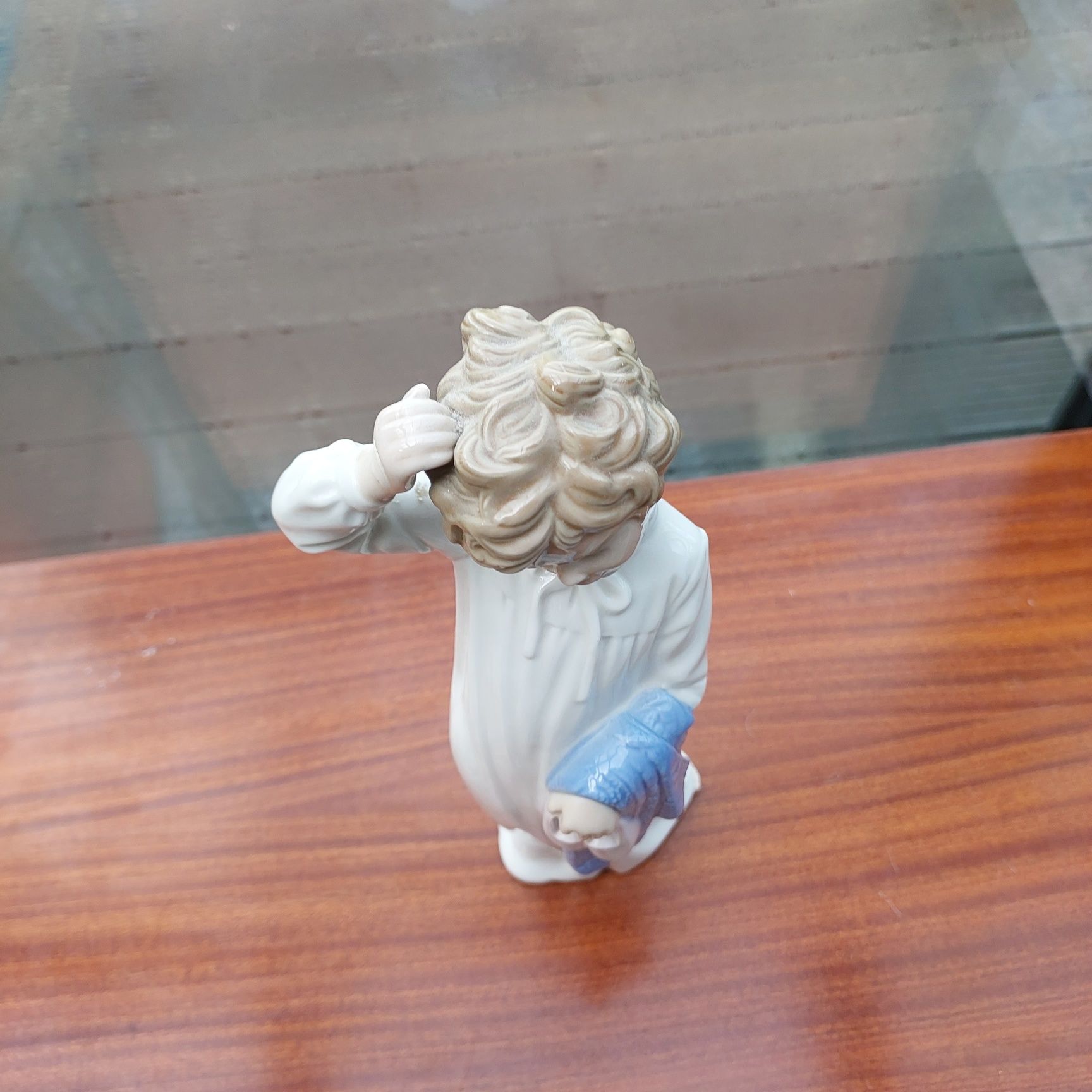 Porcelanowa figurka NAO Lladro chłopiec z kapciami
