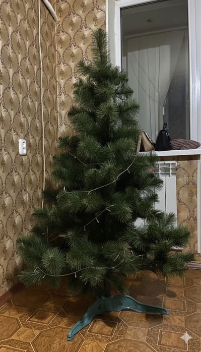 новорічна штучна ялинка